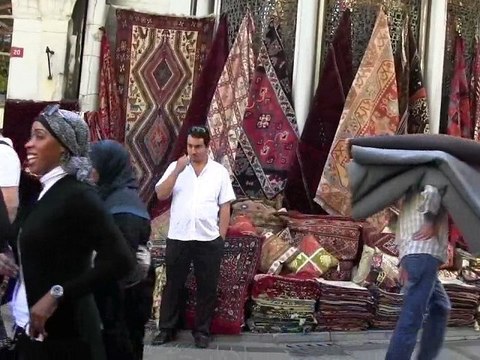 ISTAMBUL avec ses tapis somptueux et son vaste bazar couvert.