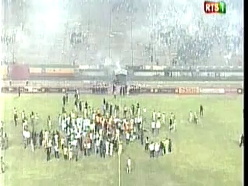 VIDEO – Direct Sénégal vs Côte d’Ivoire (0-2) : Le public sénégalais se fâche, casse tout et affronte la police