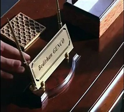 Η Σιλα δειχνει το γραφει της στον Μποραν και την επιγραφη με το ονομα του γιου τους