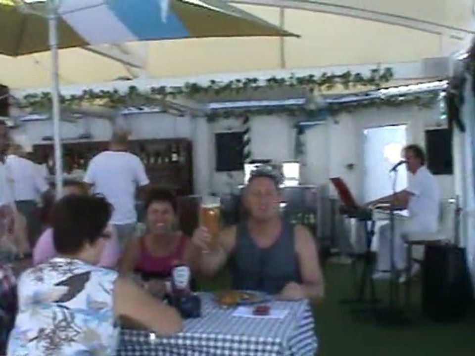 FTI Berlin Kreuzfahrten Biergarten beim Essen und beim Bier trinken Hubert und Matthias Die Fellas Mittelmeer Nordland rotes Meer