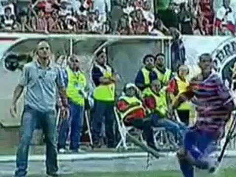 CONFUSÃO- Jogador do Santa Cruz se revolta após cotovelada e passa sangue no rosto de adversário