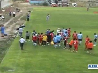 حكم يعتدي علي لاعب