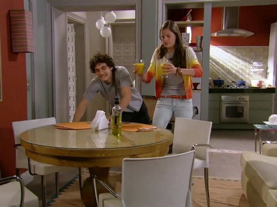 Dinho questiona Ju sobre o que houve entre ela e Lia