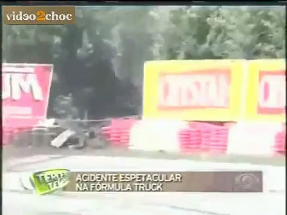 Accident choc lors d'une course de camion - Video2choc