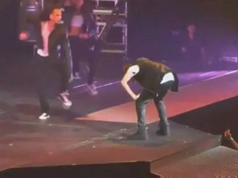 JUSTIN BIEBER THROWS UP ON STAGE!!!