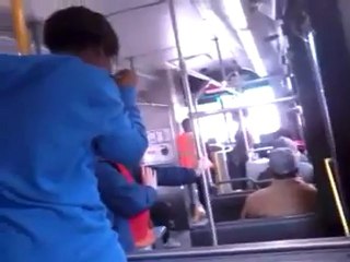 Télécharger la video: Cleveland RTA Chauffeur de bus frappe un passager