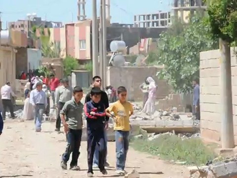 KIZILTEPE BELEDİYESİ TURGUT ÖZAL YOL YIKIM ÇALIŞMASI 24-04-2010