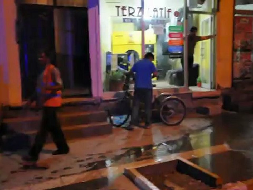 KIZILTEPE BELEDİYESİ YOL YIKAMA ÇALIŞMALARI 27-07-2010