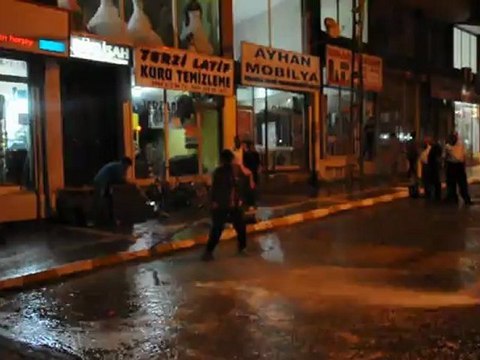 KIZILTEPE BELEDİYESİ YOL YIKAMA ÇALIŞMALARI 27-07-2010