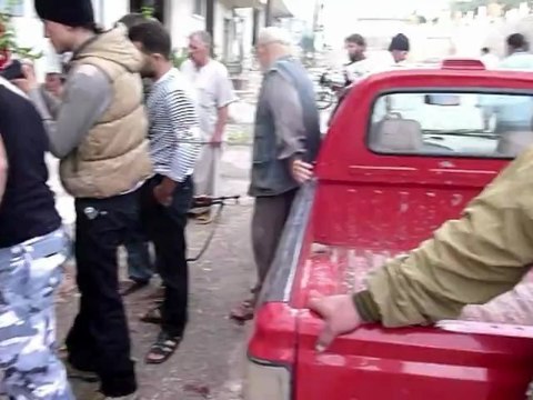 Rebels dig in on the highway between Damascus, Aleppo