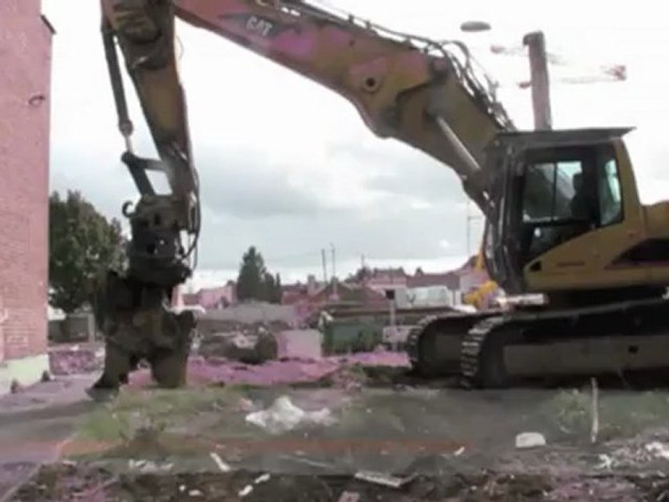 Anzin. Fin des démolitions avec la destruction des immeubles de l'allée des Platanes