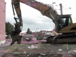 Anzin. Fin des démolitions avec la destruction des immeubles de l'allée des Platanes
