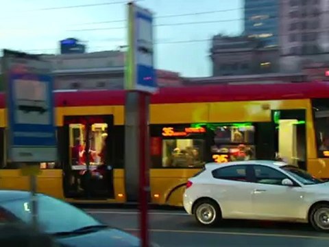 Popkultura zagrała mini koncert na dachu autobusu na ul. Marszałkowskiej