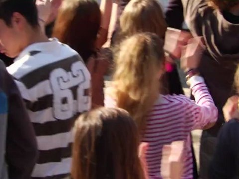 Rafał Brzozowski zaśpiewał na dachu autobusu