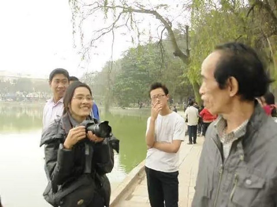 DSC_13257 Vietnam, Hanoi, interview d'observateurs de la tortue géante au Lac de l'Epée Restituée