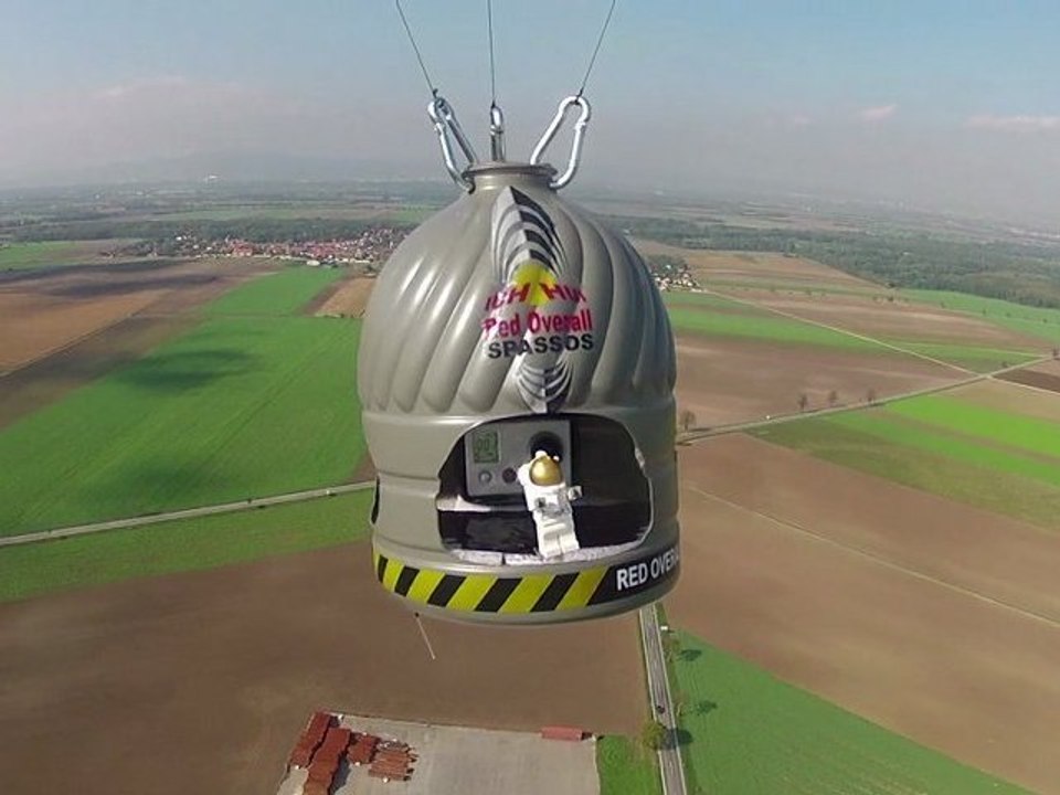 Lego Version of Felix Baumgartner's stratos jump