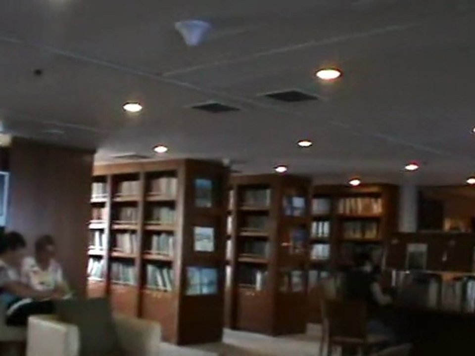 FTI Berlin Kreuzfahrten große kostenlose Bücherei Bibliothek und DVD verleih auf dem Schiff  Hubert und Matthias Die Fellas Mittelmeer Nordland rotes Meer