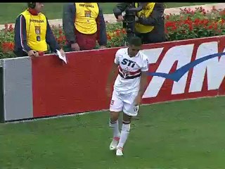 São Paulo derrota o Figueirense e atinge G-4