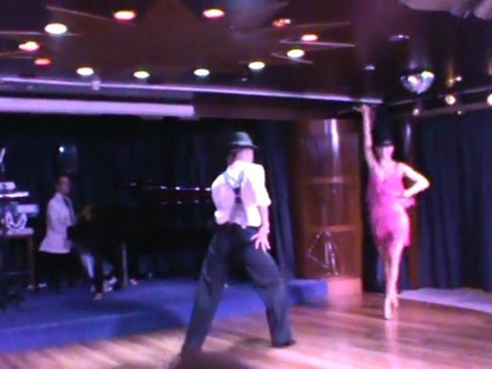 FTI Berlin Kreuzfahrten Abendshow Tanzgruppe Paar in  der Bar Hubert und Matthias Die Fellas Mittelmeer Nordland rotes Meer
