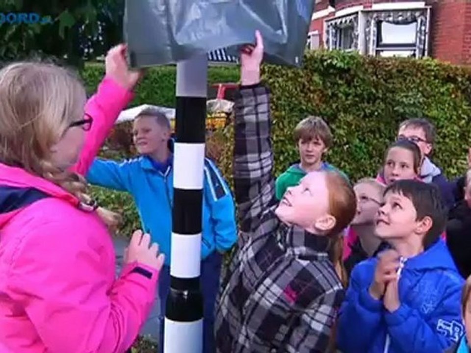 Kinderen onthullen snelheidsborden in Oldekerk - RTV Noord