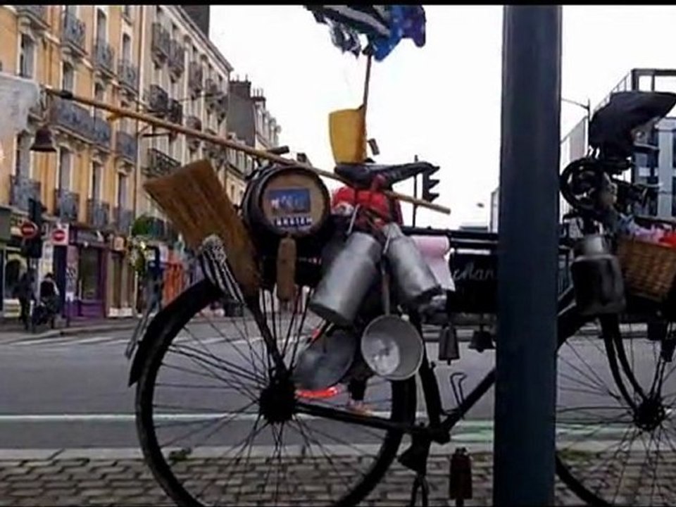 tout rennes 2012  10km La "Crédit Mutuel de Bretagne" avec mario et son petit vélo