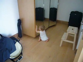 Mistinguette se découvre dans le mirroir