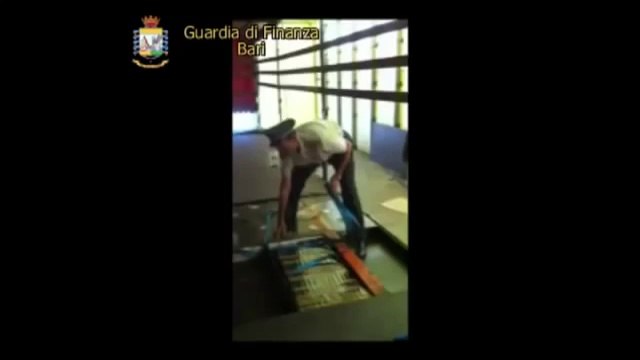 Bari - Sequestro 530 kg di tabacchi esteri, un arresto (15.10.12)