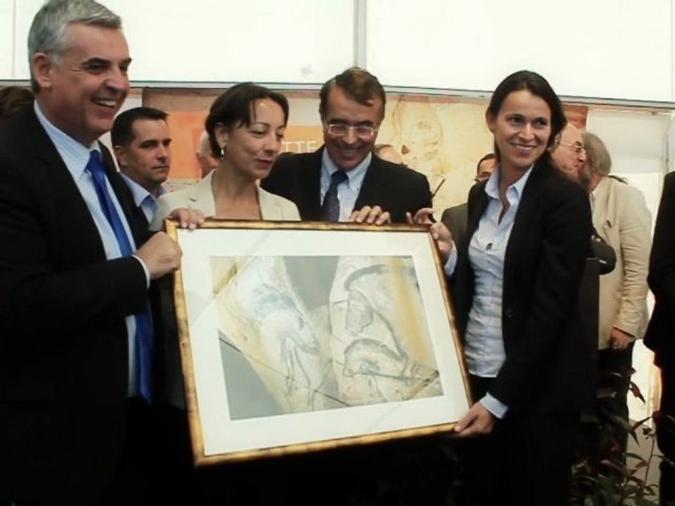 Pose de la première "main" de l'Espace de restitution de la Grotte Chauvet