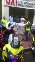 Εργαζόμενοι και διασώστες του Ε.Κ.Α.Β. έξω απο το υπ. Υγείας