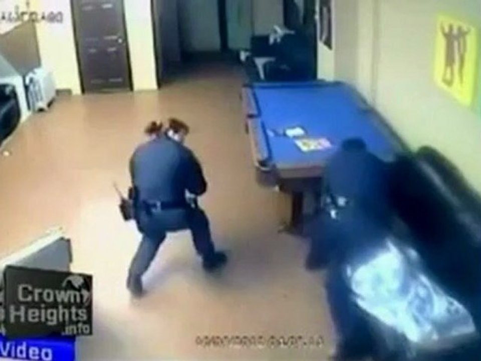 Brutale Polizei Attacke / Polizisten verprügeln obdachlosen