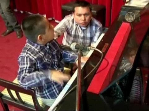 7-летний слепой мальчик играет джаз