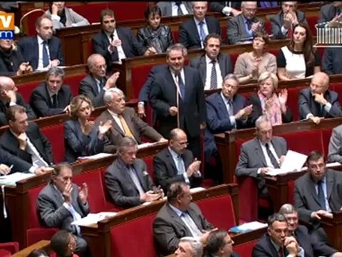 Bertrand (UMP) prend Ayrault à partie pour dénoncer la politique de Hollande