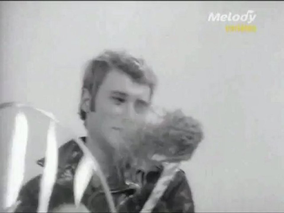 - Johnny Hallyday s'amuse avec ses motos - "" générique 1965""