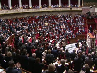 Ayrault essaie de s'imposer face à une Assemblée tendue