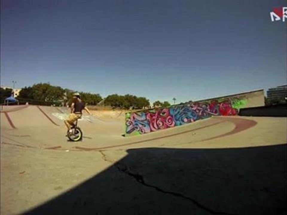 Chick(en)'s ride - Unicycle Freestyle Video - Cool Shoe Tricks & Chicks