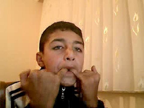 benım sesım değil başka muziği açtım onun ağzını tekrarladım