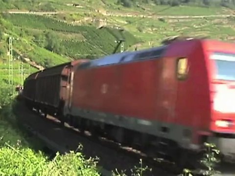 Züge und Schiffe bei Oberwesel am Rhein, BR101, 2x BR185, 2x BR143, BR460