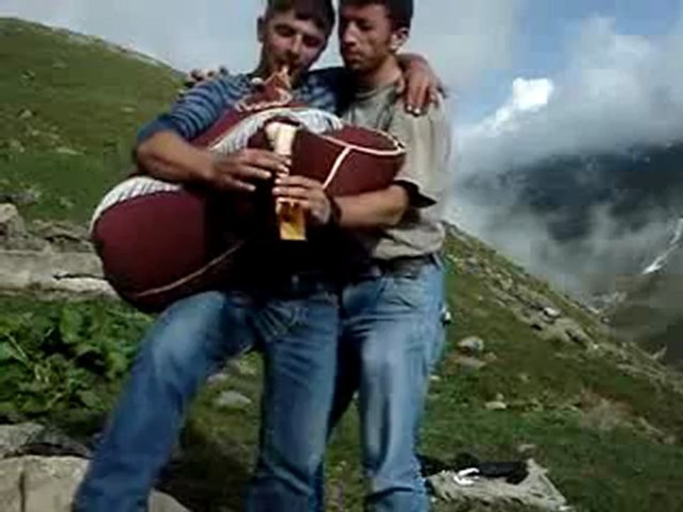 iki kişi bi tulumla çalıyor -)) izleyin