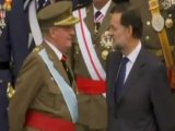 El Rey habla con Rajoy en el desfile de la Fiesta Nacional