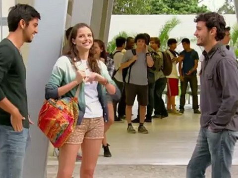 Lia finge namoro com Gil enquanto Dinho observa