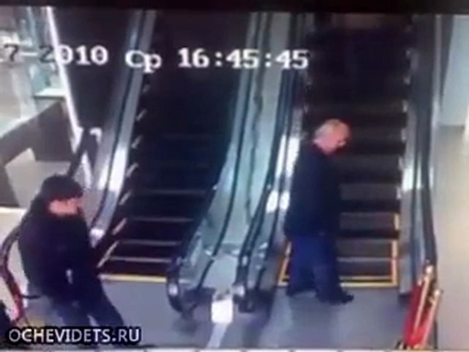 Узбеки впервые на эскалаторе.