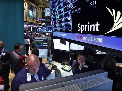 U.S. Stocks Edge Up on Strong Earnings from Goldman Sachs, Coca-Cola