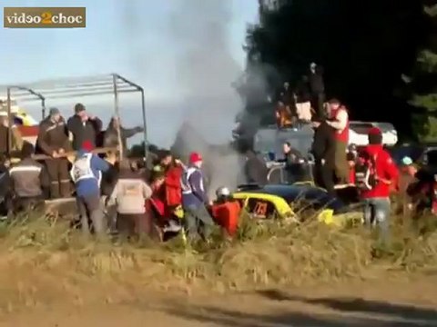 Pilote de rallye termine sa course dans la foule - Video2choc