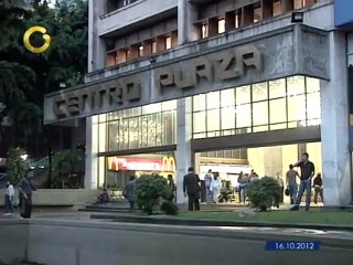 Caudal de agua fracturó paso peatonal frente a Centro Plaza