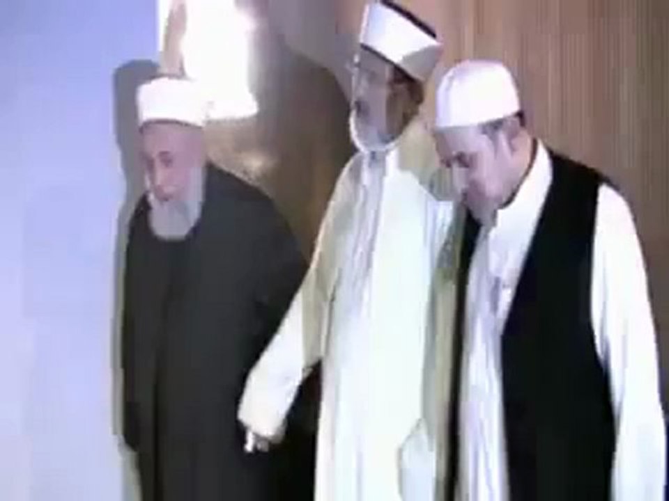 Tahir ul Qadri in wajd while listening Prophet Muhammad (PBUH) naat.flv