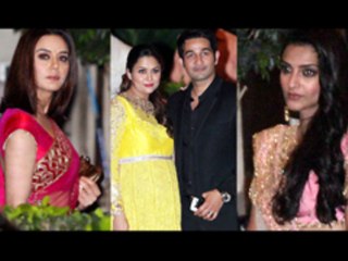 Télécharger la video: Sonam Kapoor, Preity Zinta, Amrita Arora @ Saif - Kareena's Reception