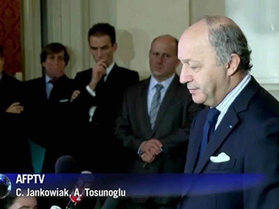 Fabius dénonce le recours par Damas aux bombes à sous-munitions