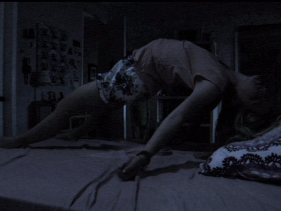 Paranormal Activity 4 - extrait "Lévitation"