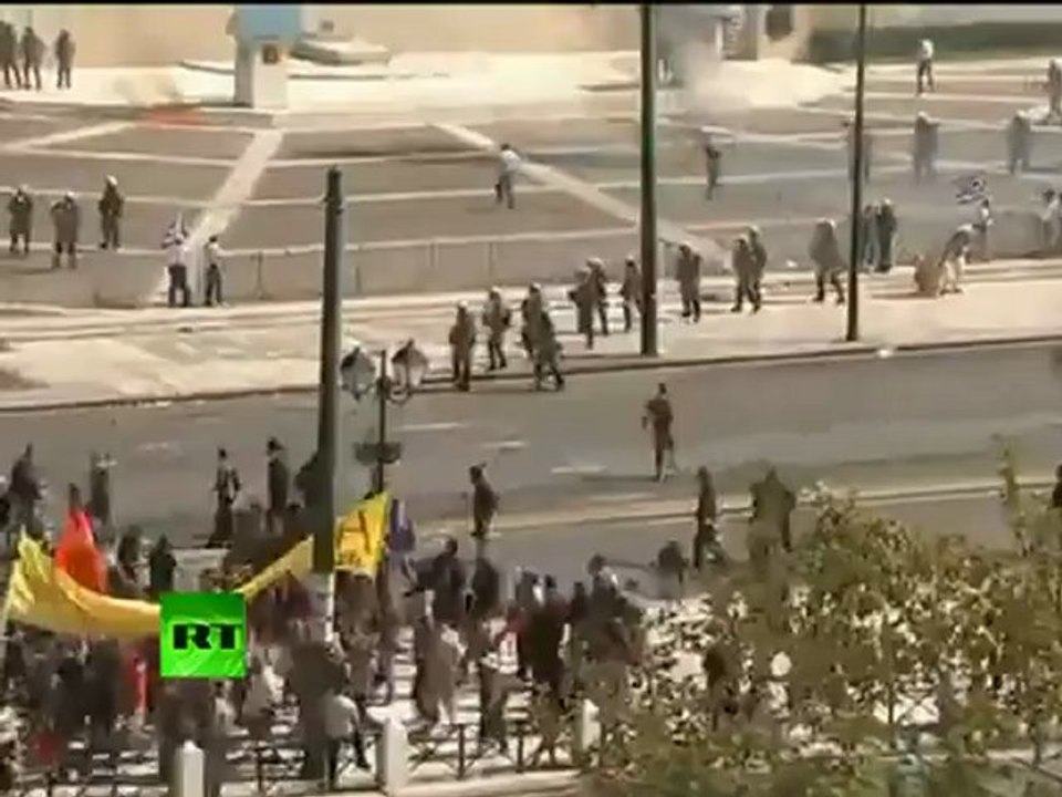 Greece Molotov Rampage: Protesters lob petrol bombs at police