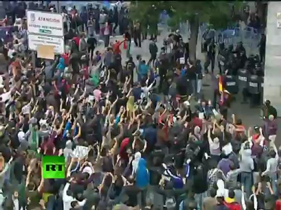 Anti-austerity violence: Video of riot police clashing with protesters in Madrid